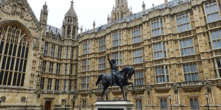 英國議員在復活節休假期間被緊急召回開會，討論鋼鐵廠的未來。圖為英國議會大樓。(圖片來源：Pixabay)