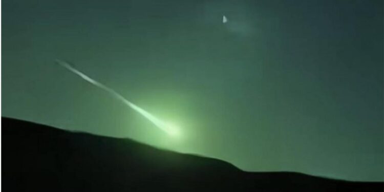 火流星劃破江浙滬夜空 血太陽籠罩雲南 重演1976?圖為江浙滬一帶出現綠色的火流星(網絡圖片)