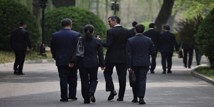 中共黨魁習近平與西班牙首相桑切斯。(圖片來源:REUTERS)