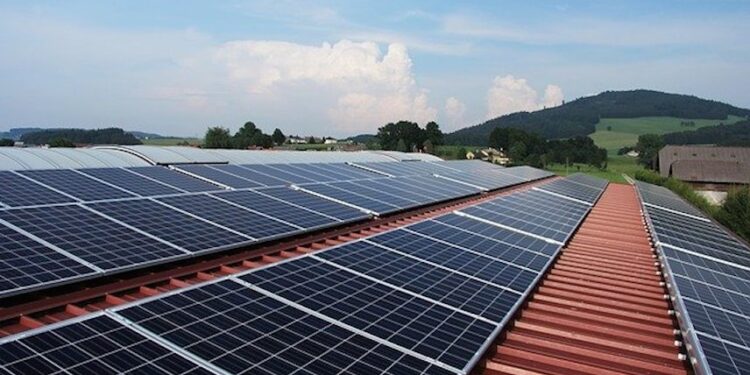 研究:美35%製造業可通過屋頂太陽能電池板供電。圖為示意圖(圖片:Pixabay)