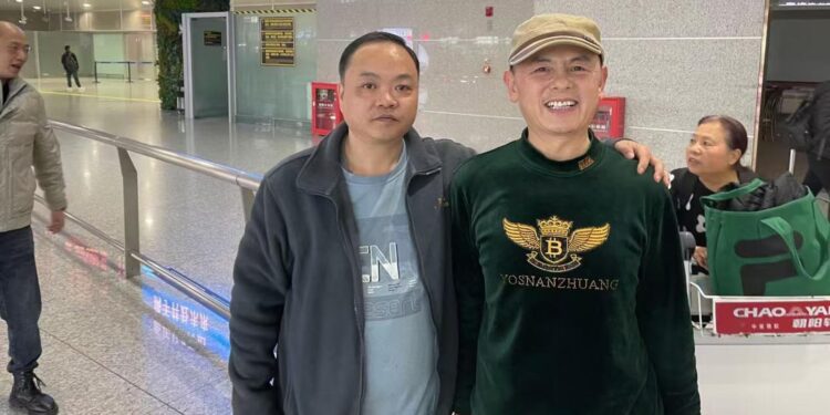 取保候審後 劉漢斌陷「司法騷擾」清水河檢、警輪番千里傳喚。圖為劉漢斌(右)在今年1月取保候審後返回重慶(圖片翻拍自X帳號@youfeizhu)