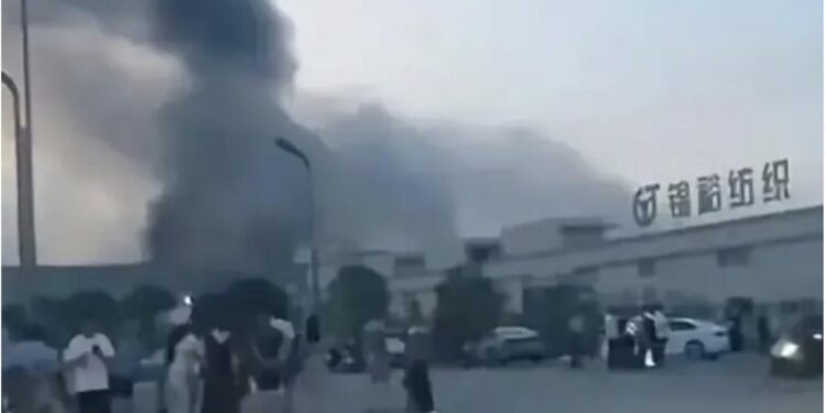 800哥的後效應來了。四川宜賓屏山縣一紡織廠因與員工薪資糾紛被焚燒37個小時(網絡圖片)
