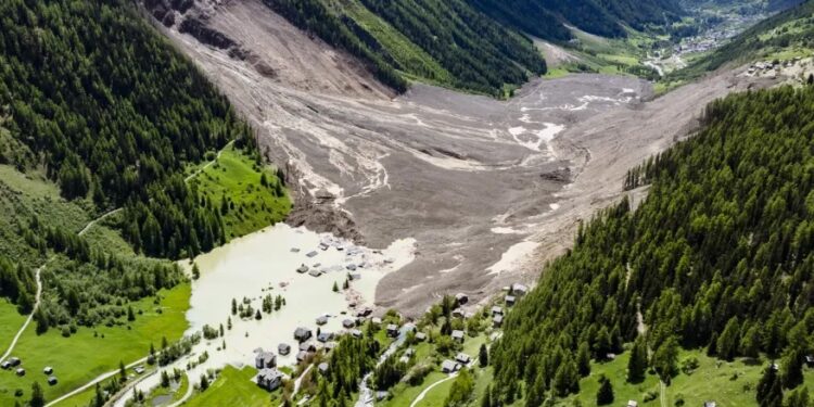 圖中為遭到冰川坍塌掩埋的布拉藤村（圖片來源：視頻截圖）