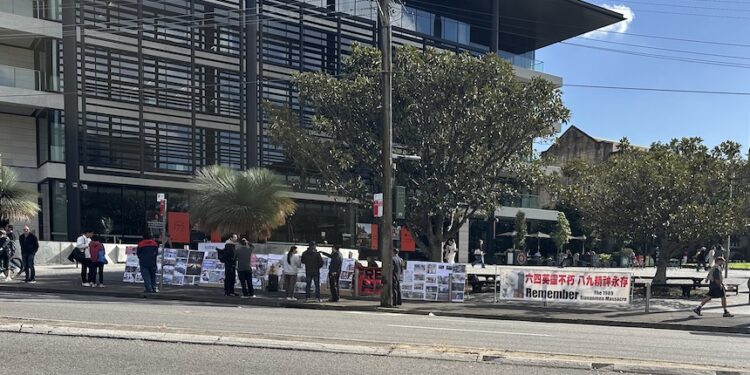2025年5月30日，「中共政權受害者澳紐聯盟」在悉尼大學正門舉辦「六四和時代革命圖片展」。（章純/希望之聲）