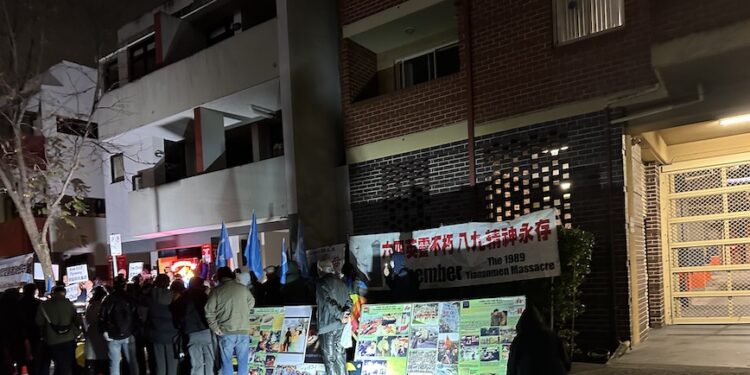 2025年6月4日晚，中共政權受害者澳紐聯盟在中共駐悉尼總領事館外舉行悼念六四圍攻遊行活動（章純/希望之聲）