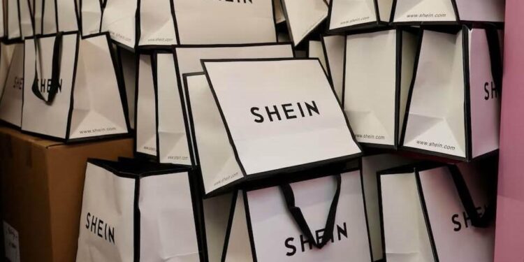圖為印有Shein公司標誌的禮品袋。(圖片來源:路透社)