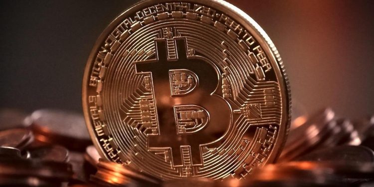 英國倫敦一地方法院9月29日開庭審理一樁規模龐大的比特幣詐騙案，涉案金額高達數十億英鎊。被告是一名47歲的中國籍女商人，當庭承認控罪。（圖片來源：路透社）
