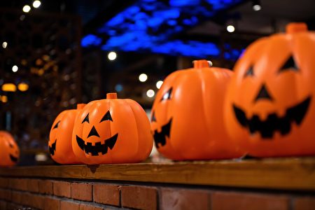 Plastic pumpkin Halloween lanterns are displayed at a restaurant inside a shopping mall in Beijing on October 25, 2018. (Photo by NICOLAS ASFOURI / AFP) (Photo credit should read NICOLAS ASFOURI/AFP via Getty Images)