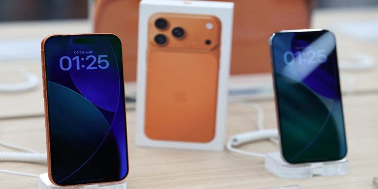 iPhone17銷量比上一代高出14% 在美國和中國表現強勁 (圖:路透社)