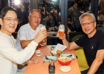 黃仁勛等三位億萬富翁驚現首爾街頭 為食客買單炸雞啤酒