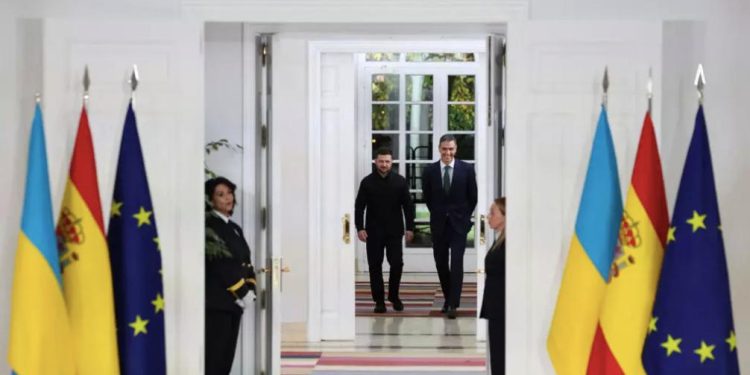圖為西班牙首相佩德羅·桑切斯和烏克蘭總統弗拉基米爾·澤連斯基。 (圖片來源:Violeta Santos Moura / Reuters)
