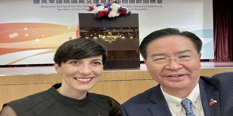 捷克前議長艾達莫娃與台灣前外長吳釗燮的合影（X圖片）