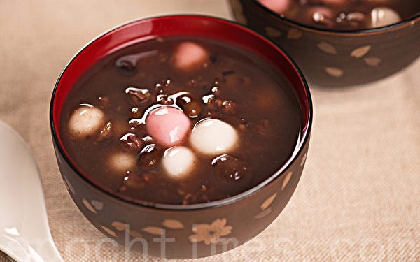 Chinese red bean soup with dumpling