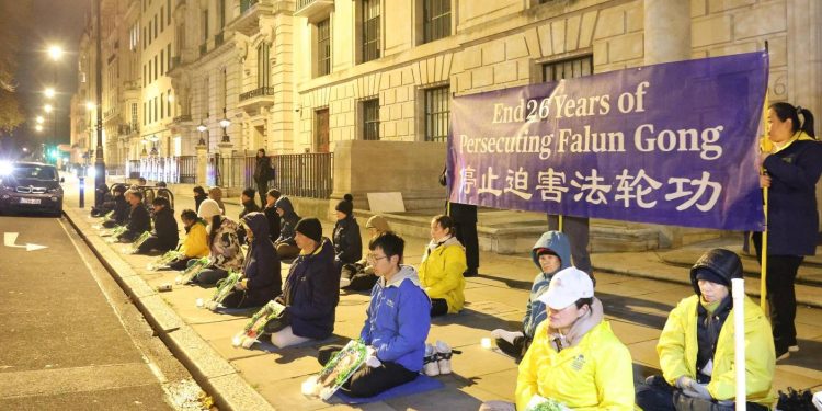 2025年12月10日,國際人權日。英國部分法輪功學員聚集在倫敦中國駐英大使館對面,舉行燭光悼念,紀念被中共迫害致死的學員,並抗議中共對法輪功持續至今已逾二十六年的持續鎮壓和人權迫害 。(圖片來源:明慧網)