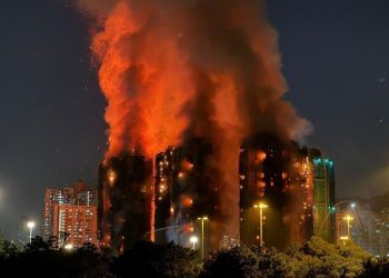 【社會譽論】中共國流感大爆發, 中小學生大量中招, 有學校停課, 兒科門診迫爆, 並且無藥可醫, 假奶粉案重現社會, 假奶粉從未在社會上絕蹟, 香港世紀冲天大火更多影片上網, 綠豆報導, 民建聯割蓆, 中共急派員「協助救災」實質指點江山, 一篇由當天災場救火的消防員的自白, 佢話佢救唔到整個制度, 由瑞秋報導.