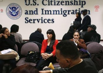 USCIS更新入籍考試標準：2025版公民考試難度提高 英語地位進一步強化