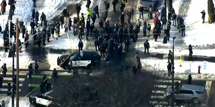航拍畫面顯示,在明尼阿波利斯,移民執法力度加大,抗議者與警方發生衝突(圖片來源:Reuters)