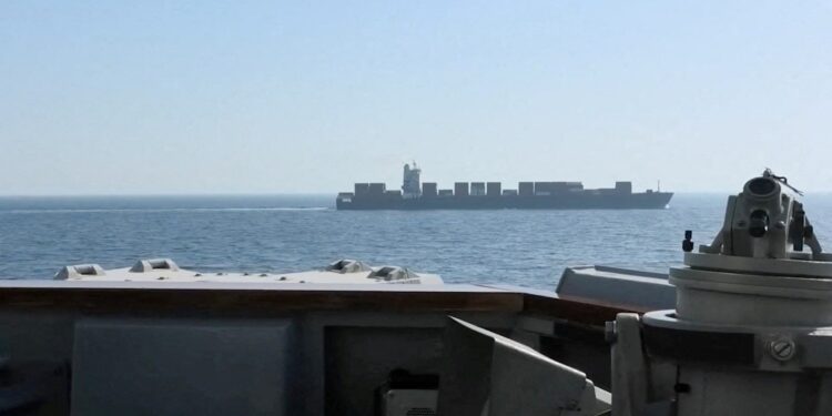美國海軍“斯普魯恩斯”號驅逐艦(DDG 111)在阿拉伯海北部海域攔截懸掛伊朗國旗的貨船“圖斯卡”號(圖片來源:Reuters)
