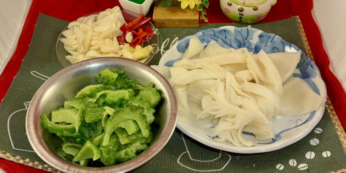 【梁廚美食】豉汁苦瓜炒牛柏葉 / 蝦醬四季豆炒魷魚